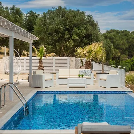 Saint Nicholas 3 Вилла